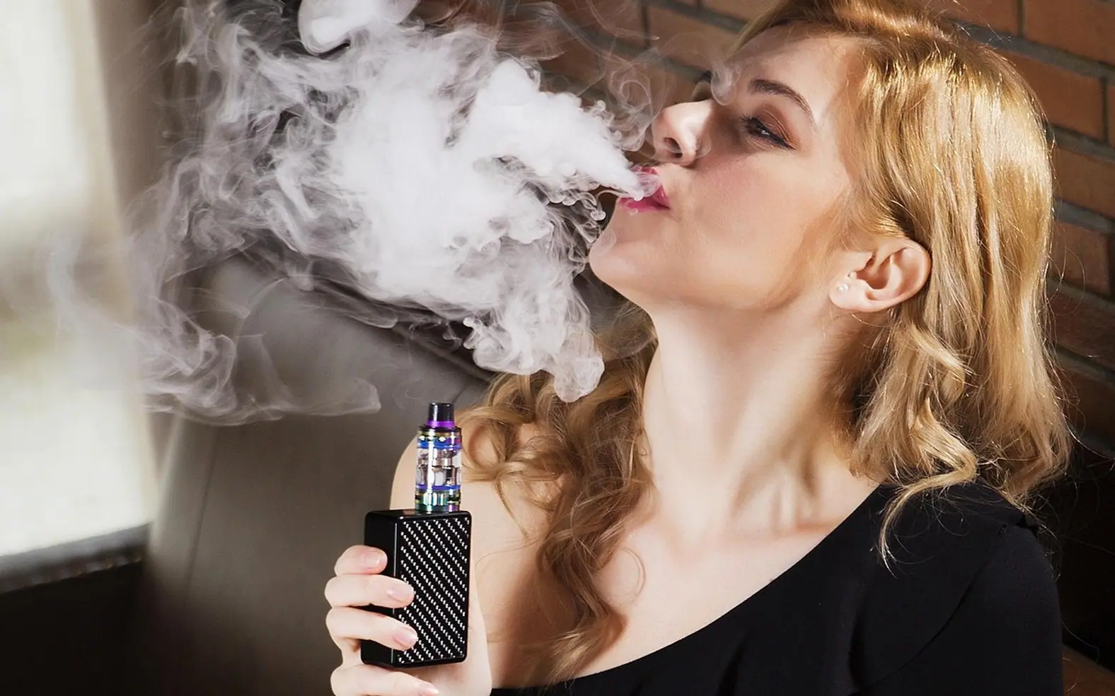 Beauty, electronic cigarette and smoke